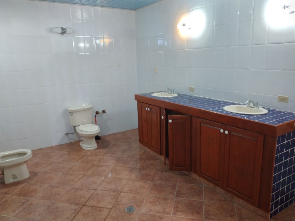 MLS#LE03. LAMBERT ESTATE. 3 BEDROOMS, 3 BATHROOMS SEMI-FURNISHED APARTMENT - Cayman  Property for For Rent